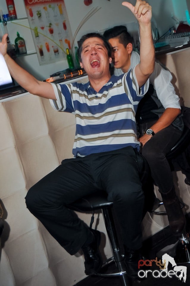 Karaoke Night în Blondy's Art Café, 