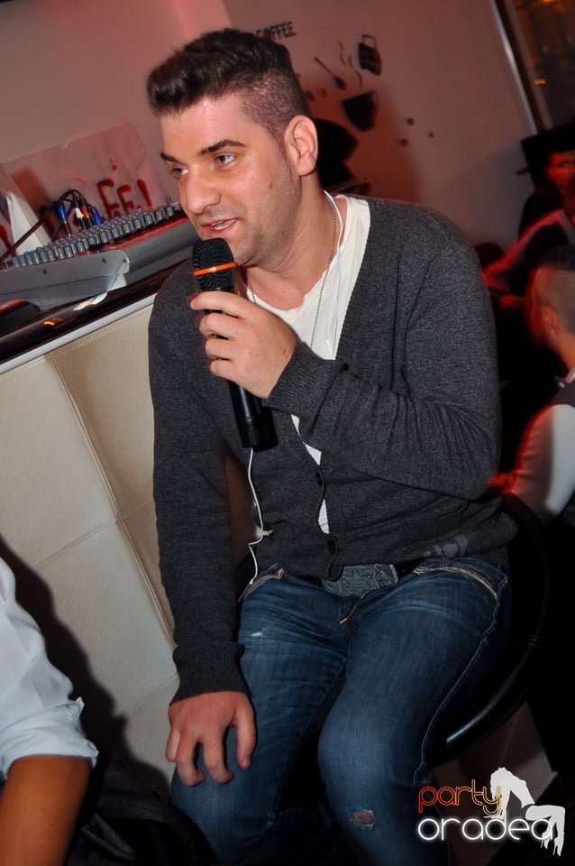 Karaoke Night în Blondy's Art Café, 