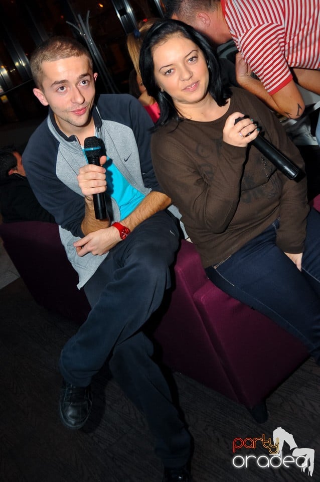 Karaoke Night în Blondy's Art Café, 