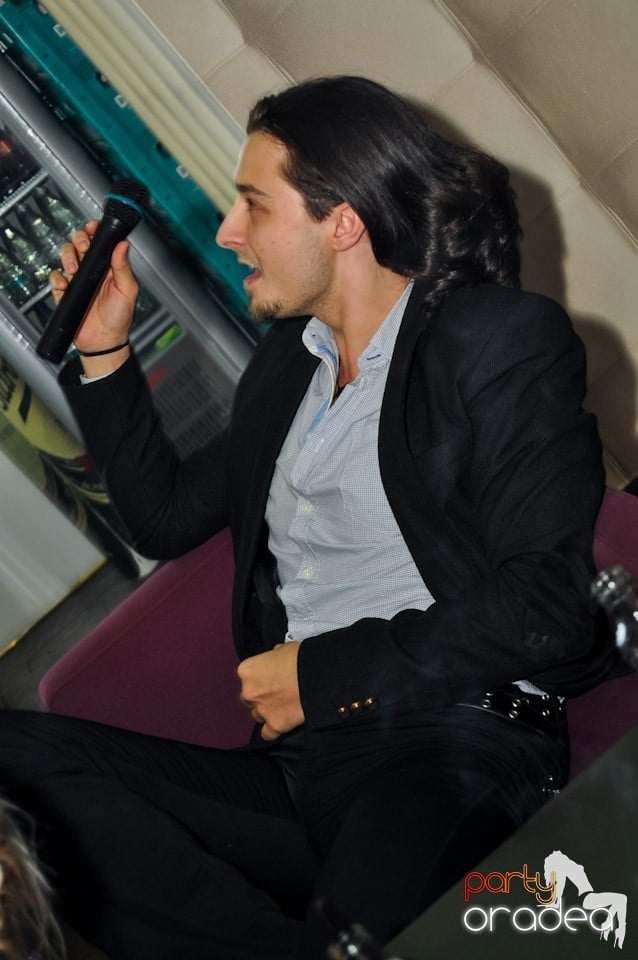 Karaoke Night în Blondy's Art Café, 