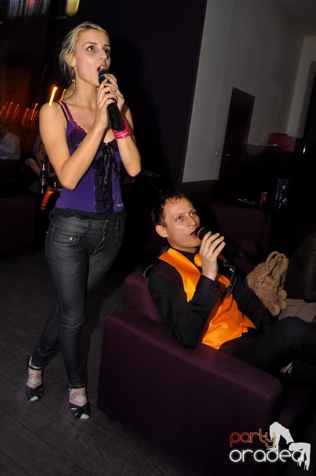 Karaoke Night în Blondy's Art Café, 