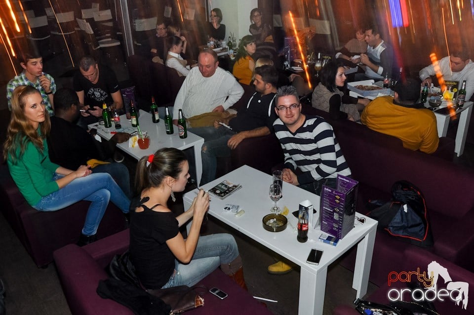 Karaoke Night în Blondy's Art Café, 