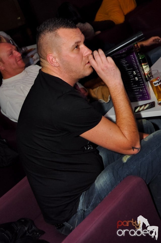 Karaoke Night în Blondy's Art Café, 