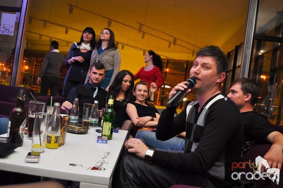 Karaoke Night în Blondy's Art Café, 