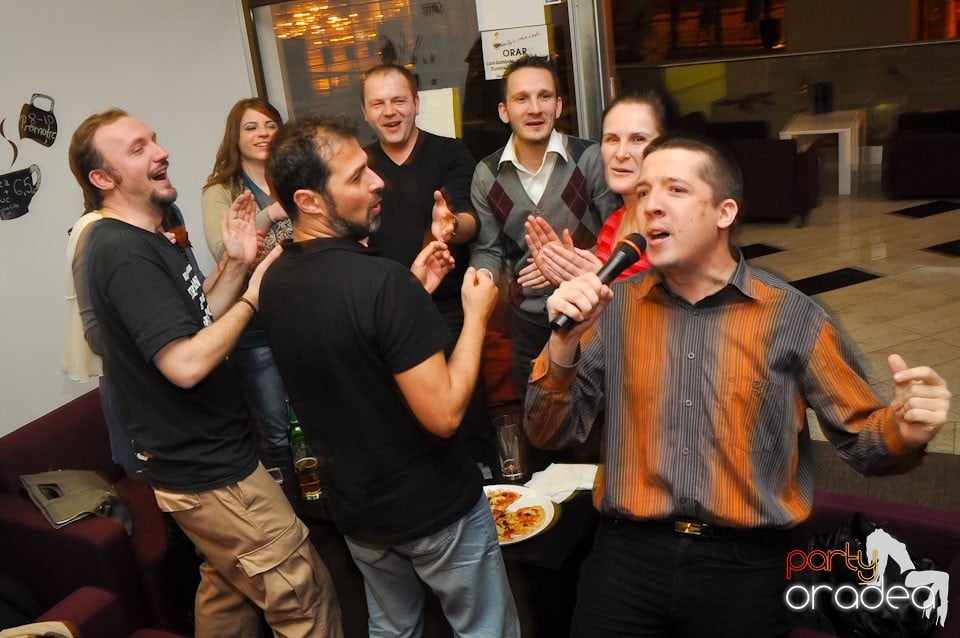 Karaoke Night în Blondy's Art Café, 