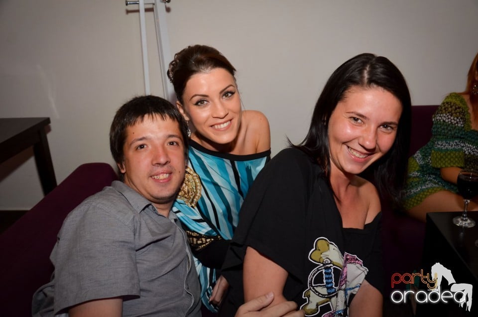 Karaoke Night în Blondy's Art Café, 