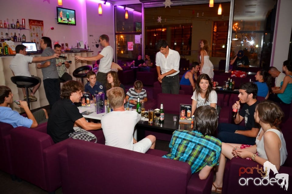 Karaoke Night în Blondy's Art Café, 