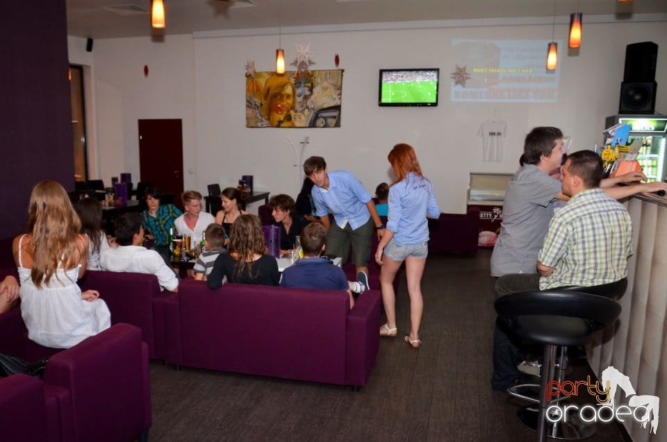 Karaoke Night în Blondy's Art Café, 