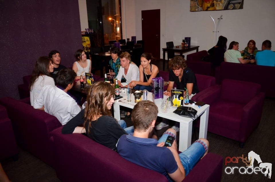 Karaoke Night în Blondy's Art Café, 