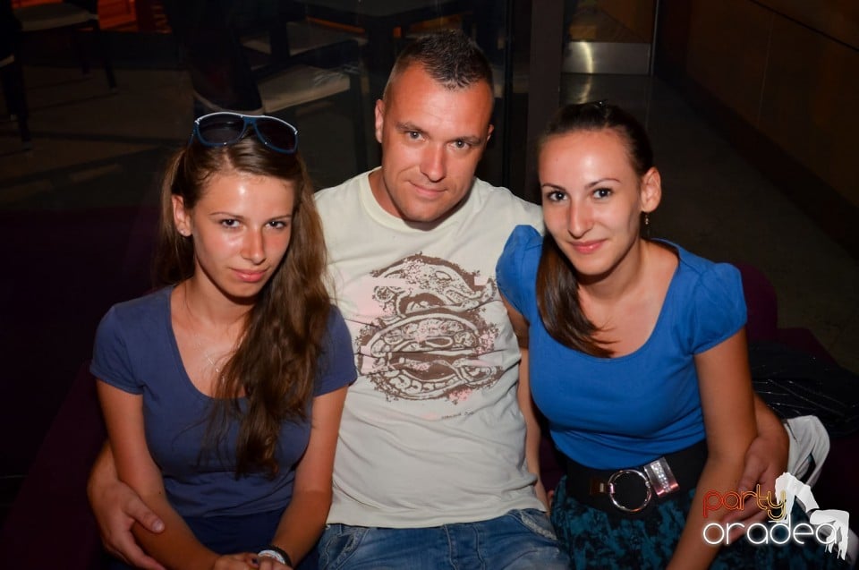 Karaoke Night în Blondy's Art Café, 