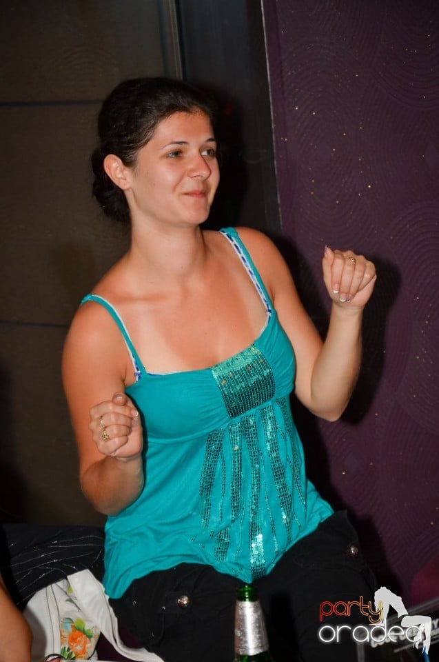 Karaoke Night în Blondy's Art Café, 