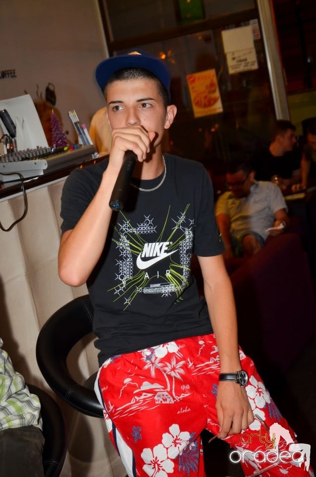 Karaoke Night în Blondy's Art Café, 