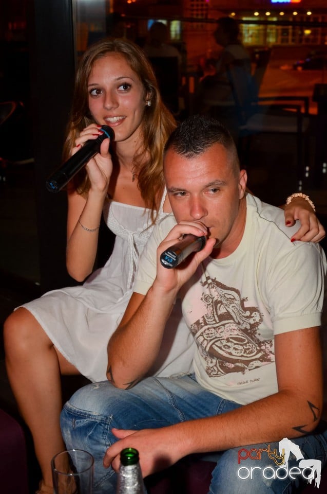 Karaoke Night în Blondy's Art Café, 