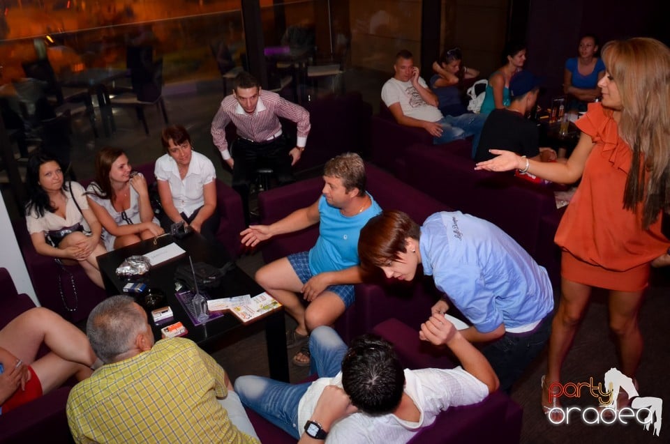 Karaoke Night în Blondy's Art Café, 