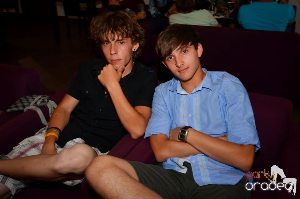 Karaoke Night în Blondy's Art Café, 