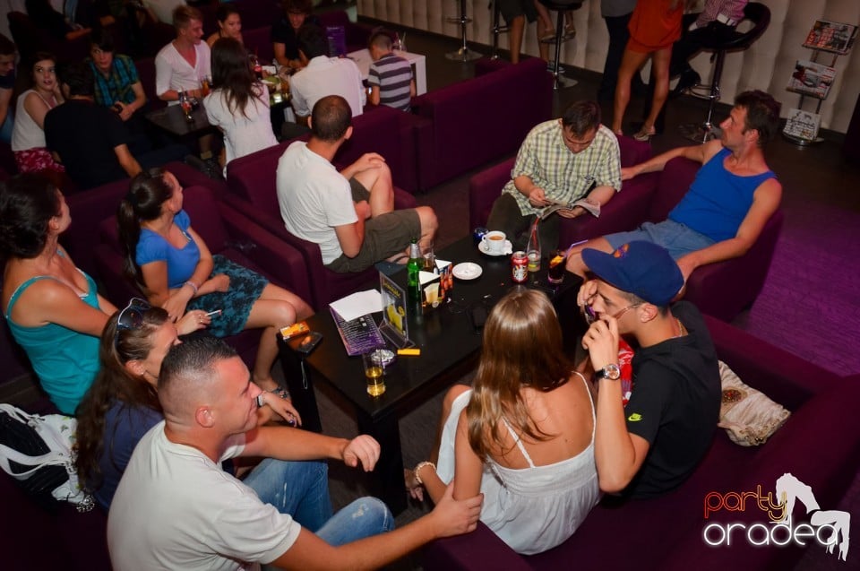 Karaoke Night în Blondy's Art Café, 