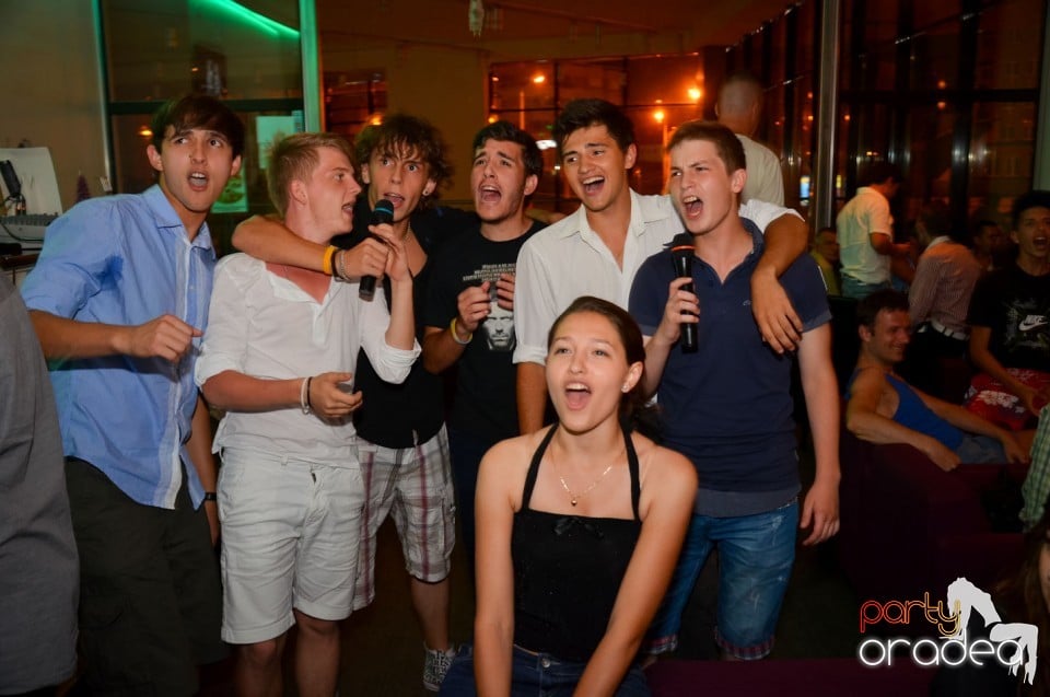 Karaoke Night în Blondy's Art Café, 