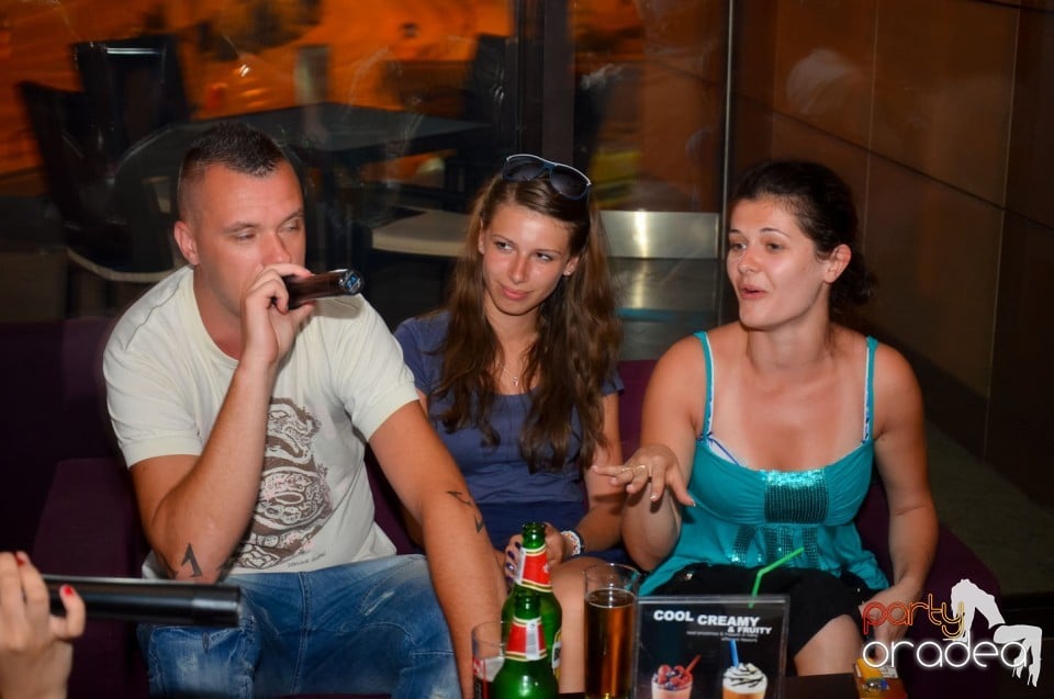 Karaoke Night în Blondy's Art Café, 