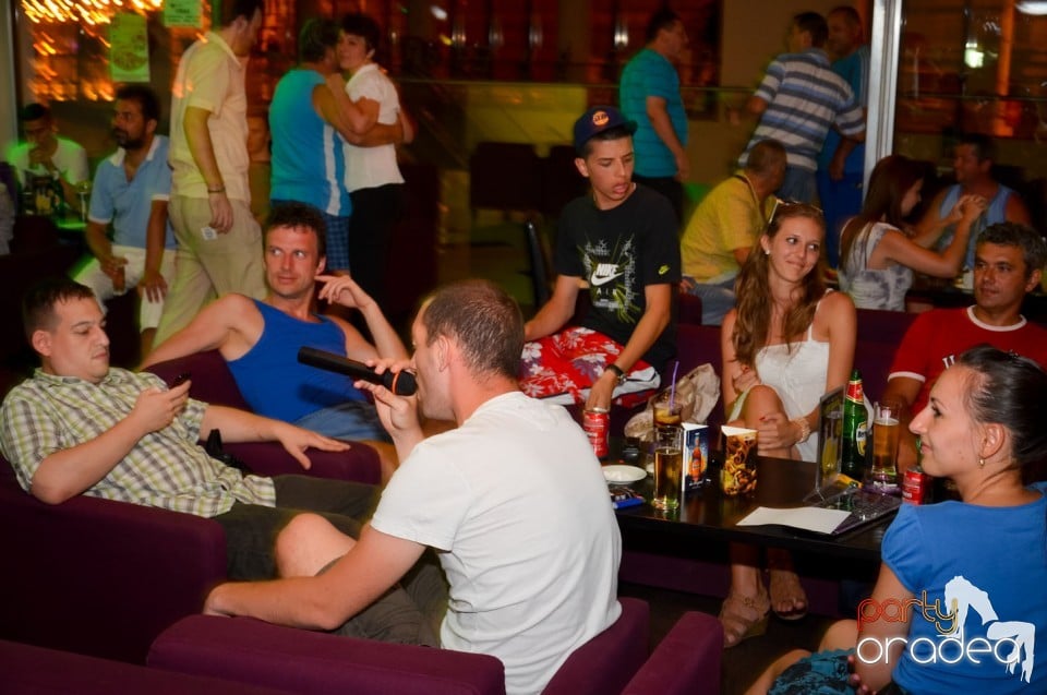 Karaoke Night în Blondy's Art Café, 