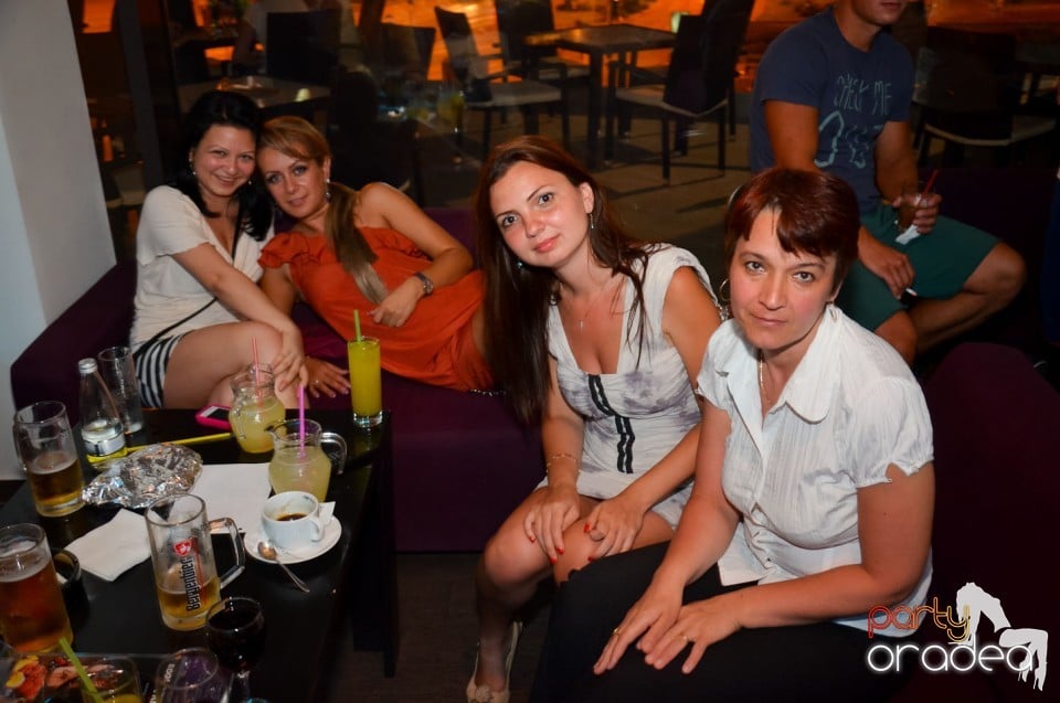Karaoke Night în Blondy's Art Café, 