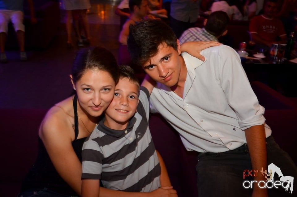 Karaoke Night în Blondy's Art Café, 