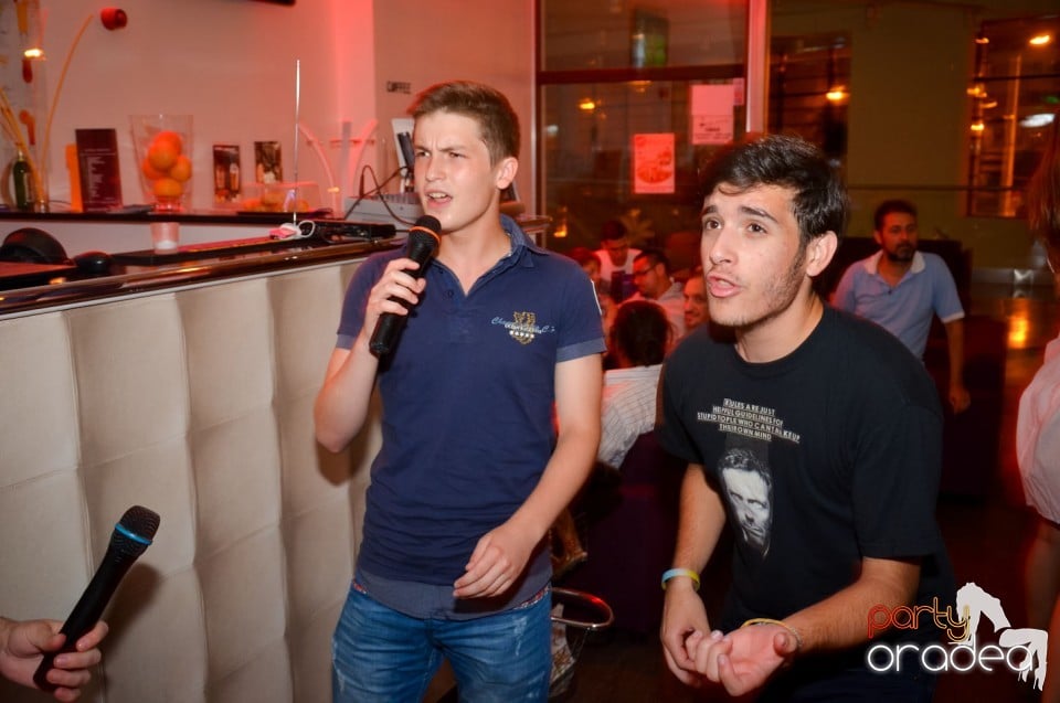 Karaoke Night în Blondy's Art Café, 