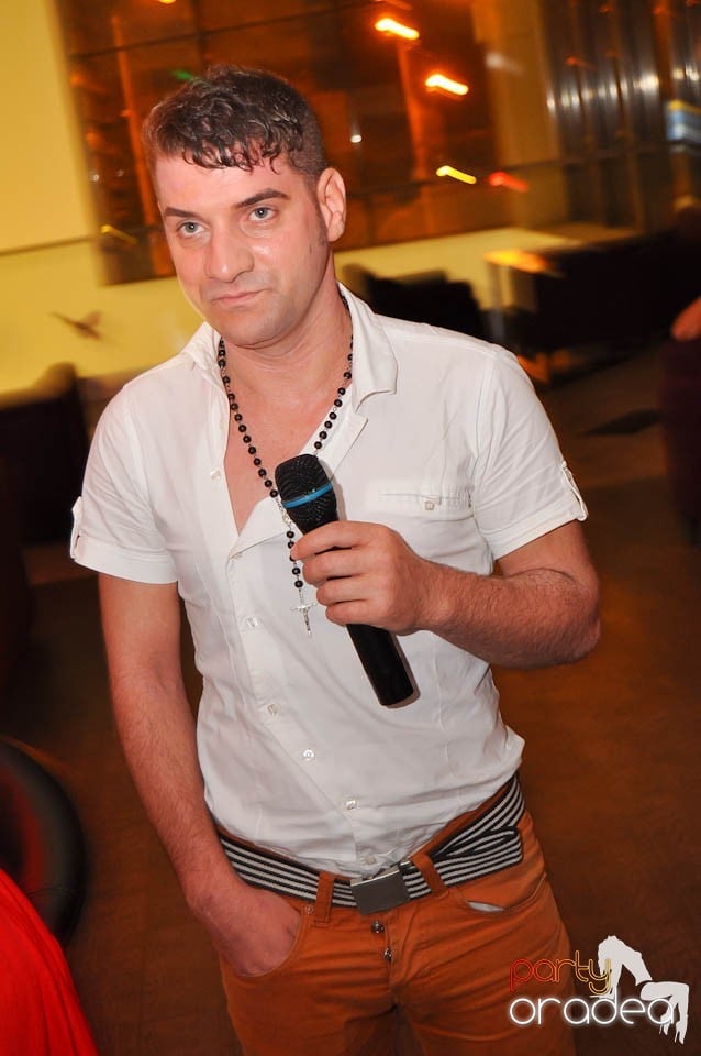 Karaoke Night în Blondy's Art Café, 