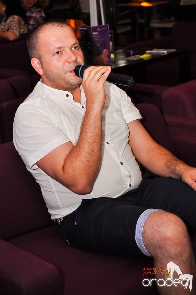 Karaoke Night în Blondy's Art Café, 