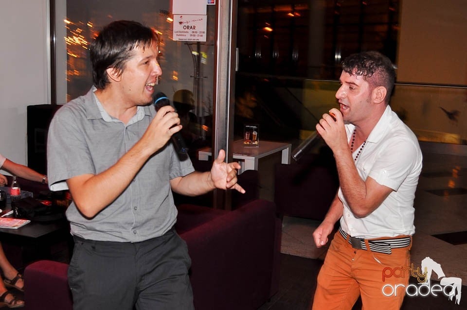 Karaoke Night în Blondy's Art Café, 