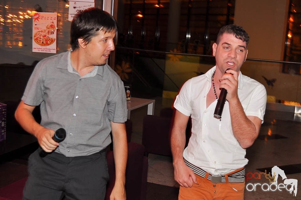 Karaoke Night în Blondy's Art Café, 