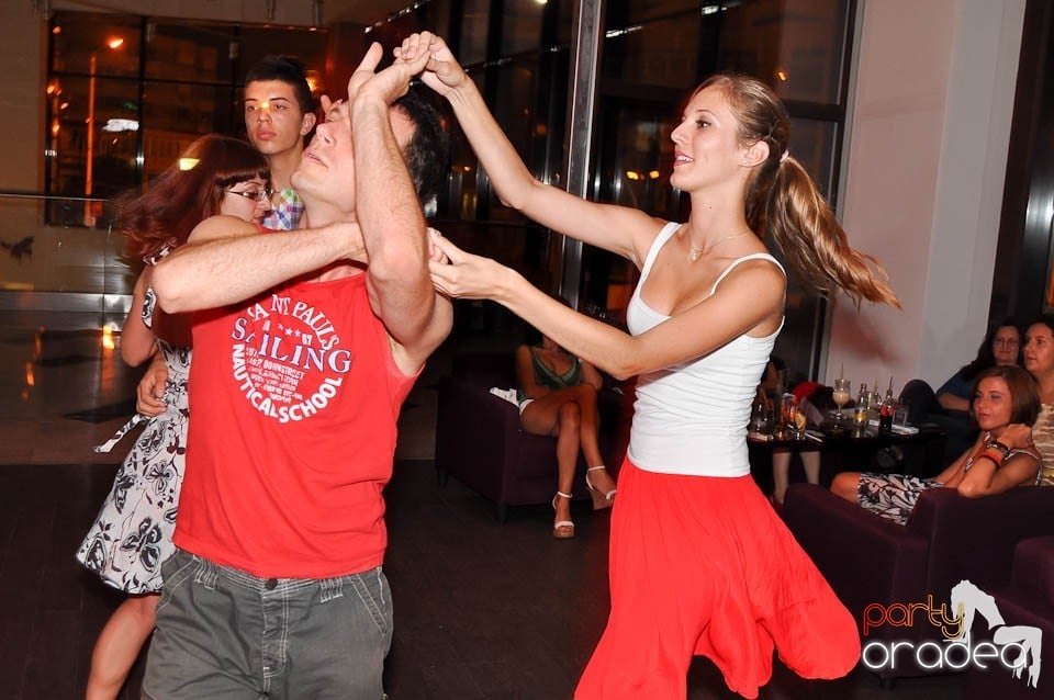 Karaoke Night în Blondy's Art Café, 