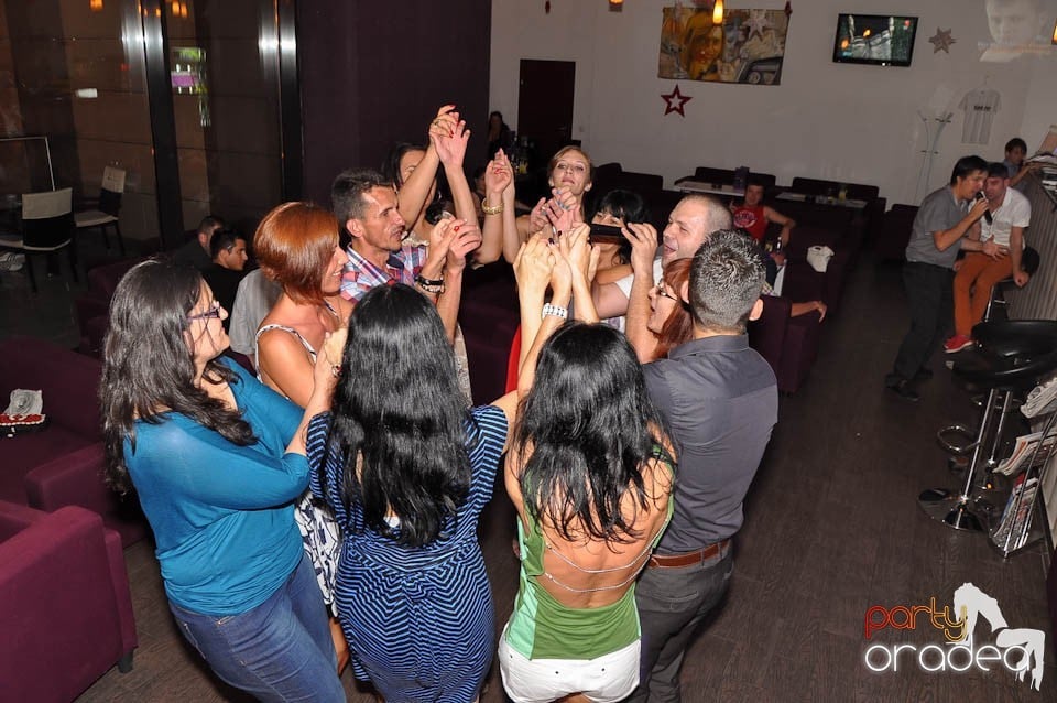 Karaoke Night în Blondy's Art Café, 