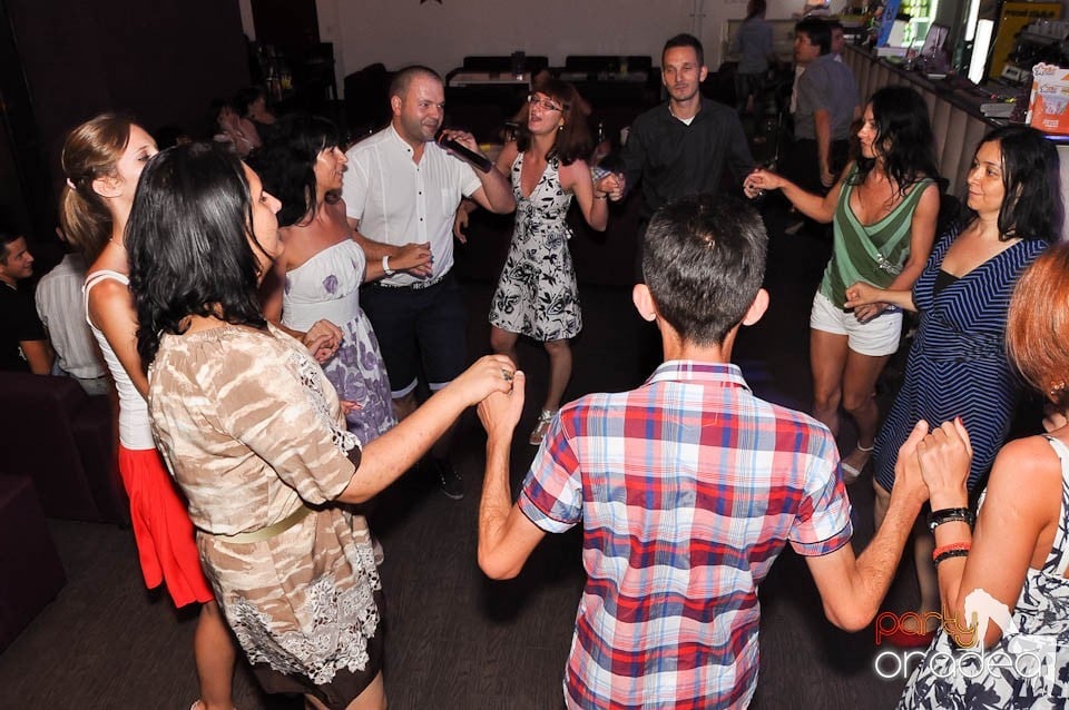 Karaoke Night în Blondy's Art Café, 