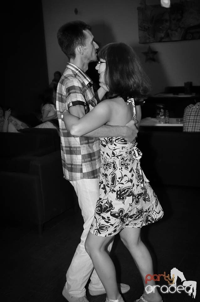 Karaoke Night în Blondy's Art Café, 