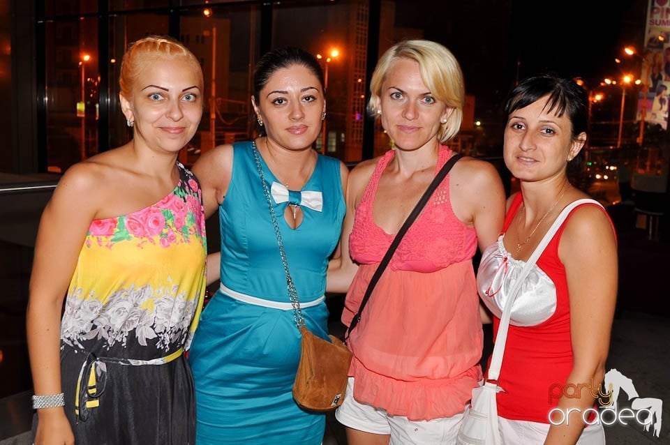 Karaoke Night în Blondy's Art Café, 