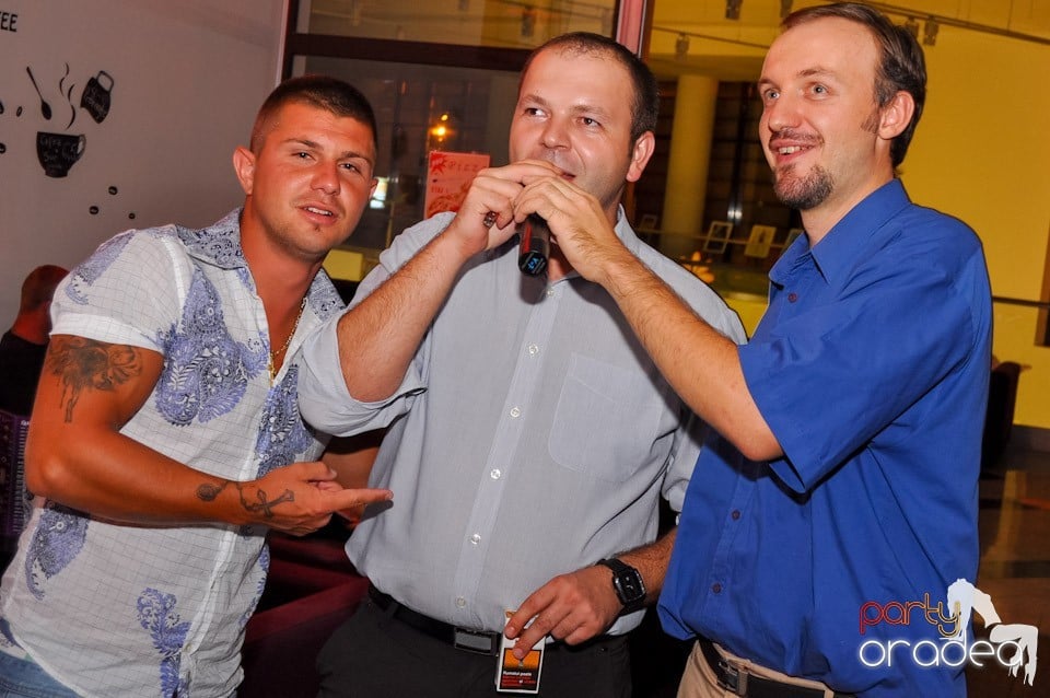 Karaoke Night în Blondy's Art Café, 