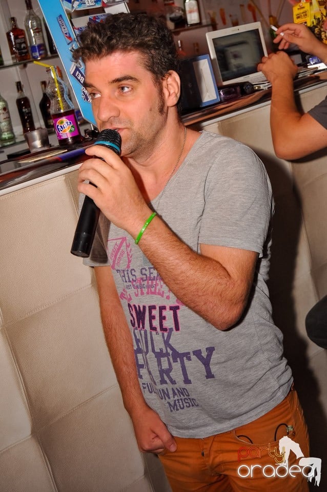 Karaoke Night în Blondy's Art Café, 