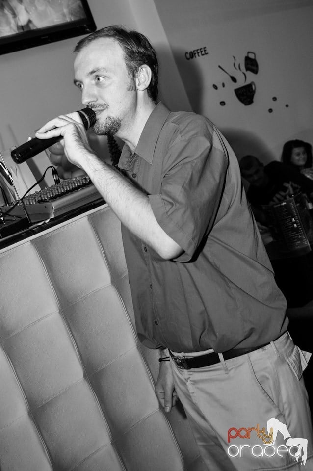 Karaoke Night în Blondy's Art Café, 