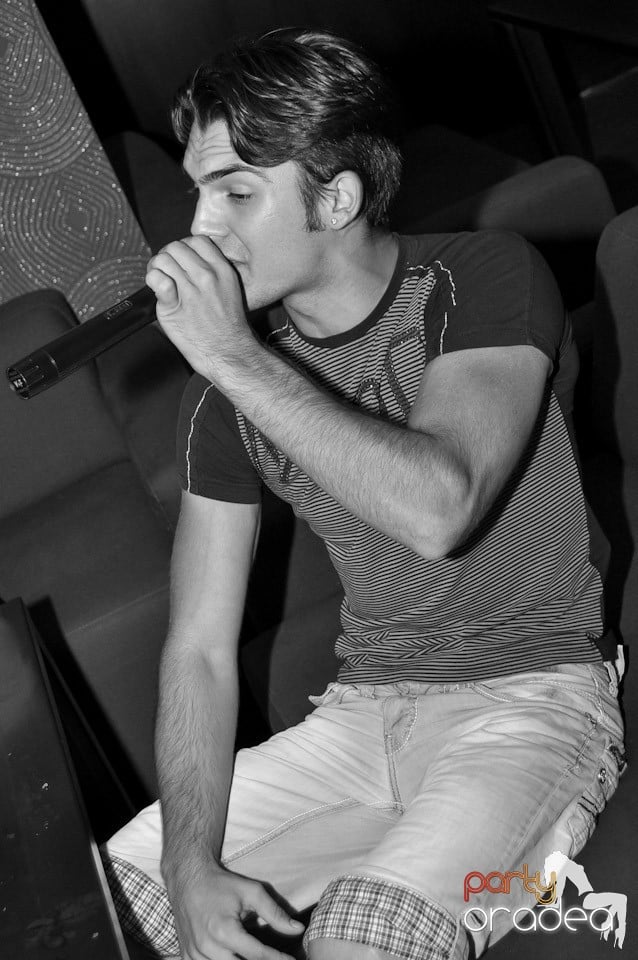 Karaoke Night în Blondy's Art Café, 