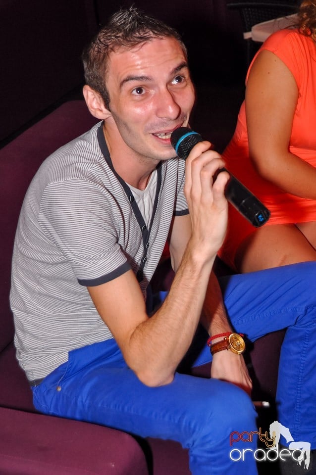 Karaoke Night în Blondy's Art Café, 