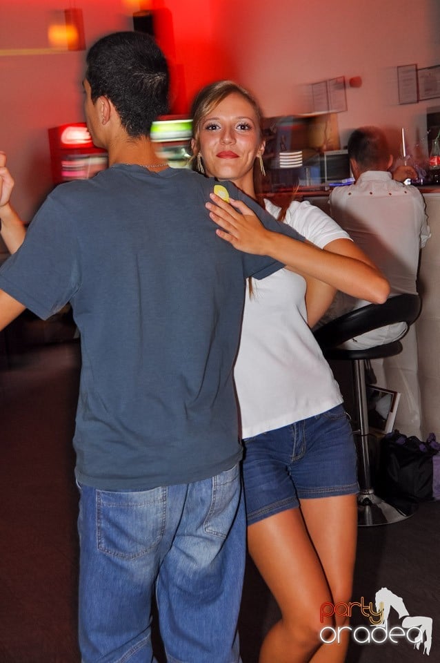 Karaoke Night în Blondy's Art Café, 