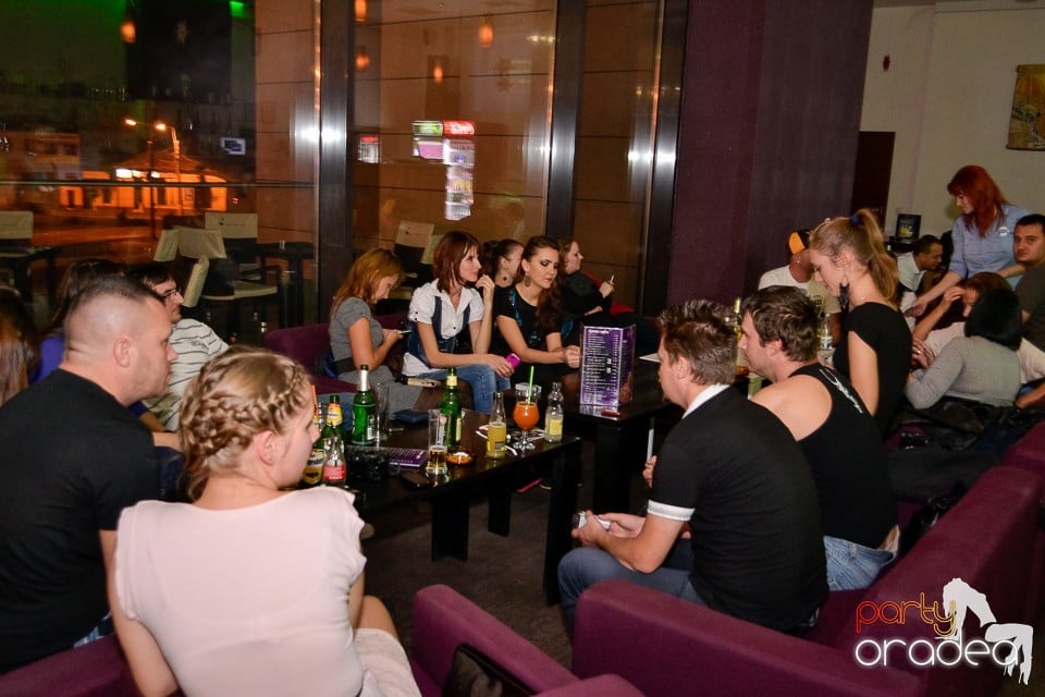 Karaoke Night în Blondy's Art Café, 