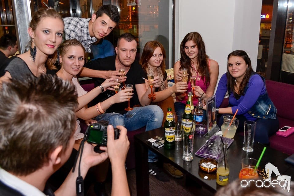 Karaoke Night în Blondy's Art Café, 