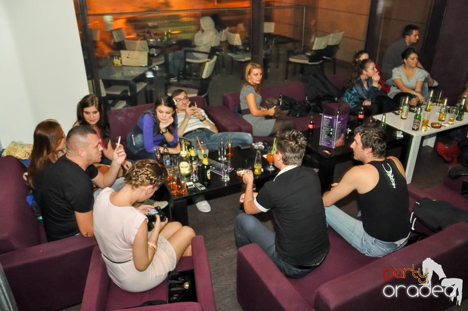 Karaoke Night în Blondy's Art Café, 