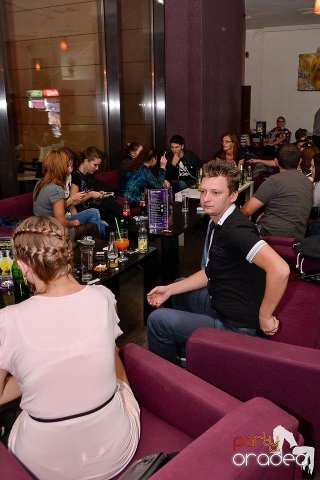 Karaoke Night în Blondy's Art Café, 