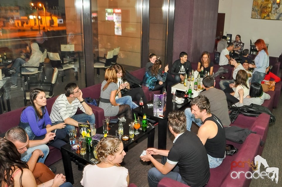 Karaoke Night în Blondy's Art Café, 
