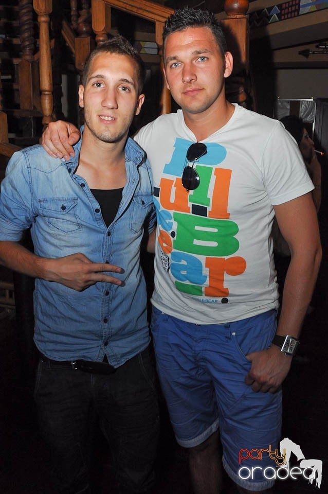 Karaoke Party în Zulu, Zulu Caffe