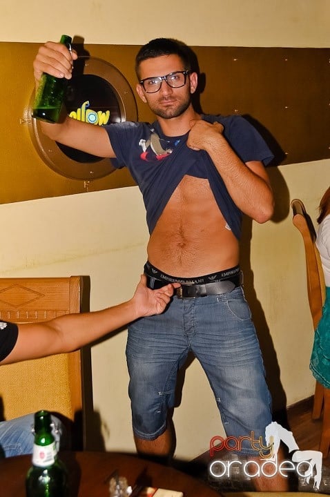 La adâncime în club Yellow, 