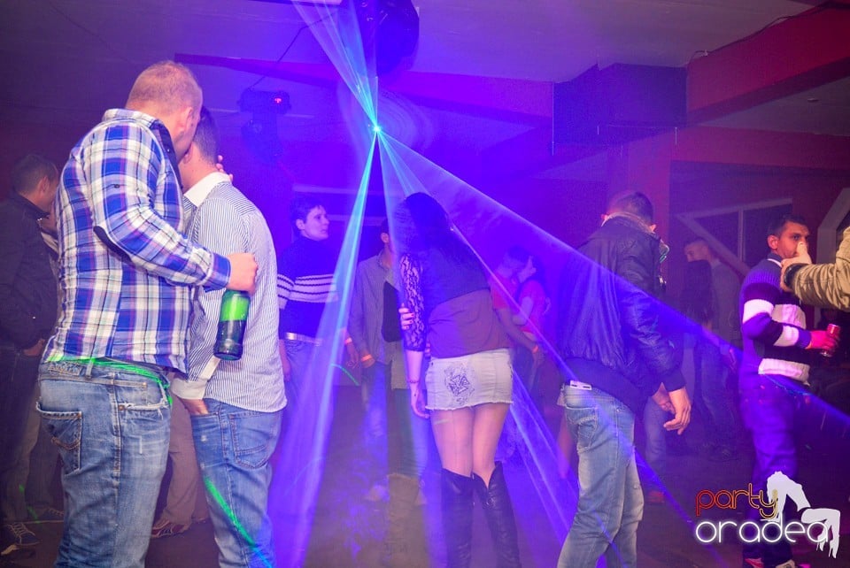 Ladies Saturday Night Fever, Royal Party House
