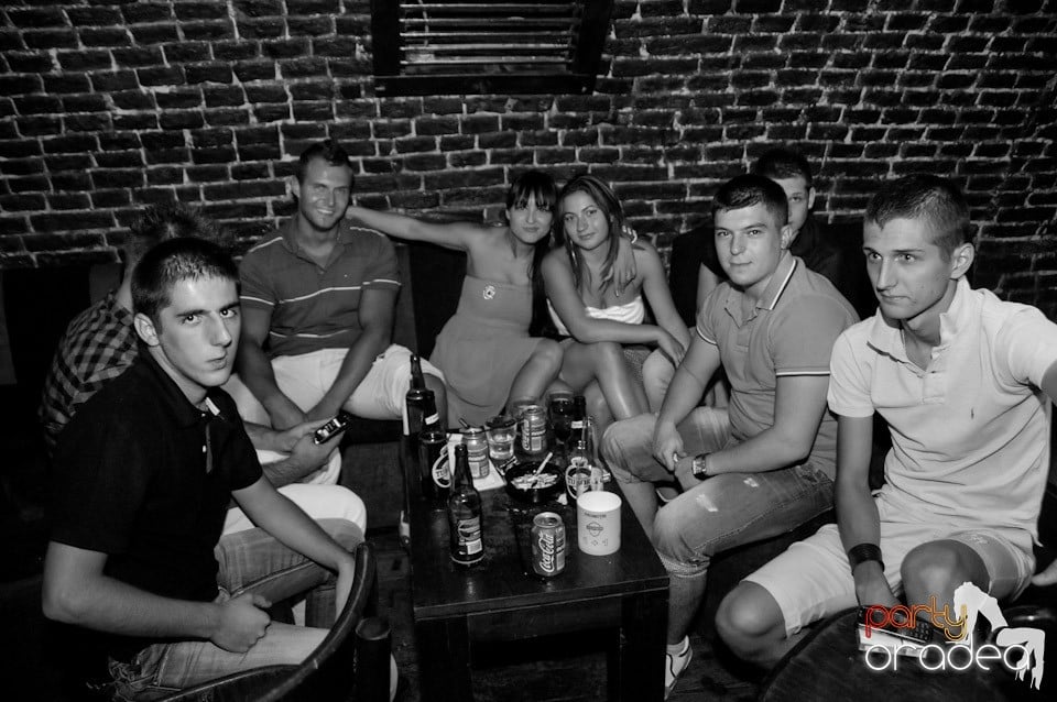 Miercuri în Club Escape, 